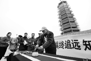 抗战老兵代表张修齐、冯宗尧和几十位已逝老兵的家属，为抗战牺牲将士献花