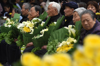 图为4月4日，南京大屠杀幸存者和遇难者遗属参加祭奠仪式。